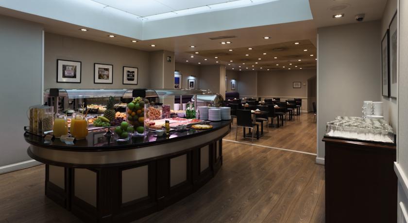Ontbijtbuffet van hotel Cortezo in Madrid