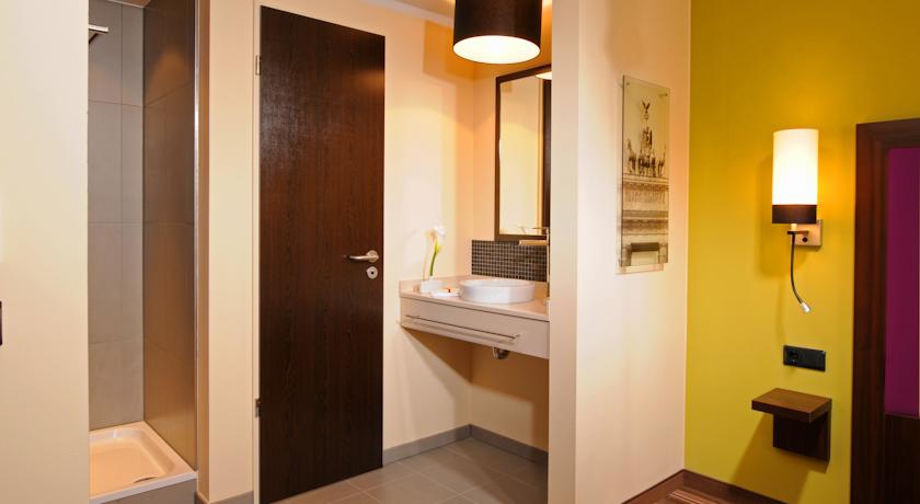 Badkamer van een tweepersoonskamer van Hotel Leonardo in Berlijn