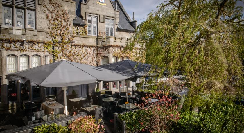 Terras van Hotel Clontarf Castle in Dublin