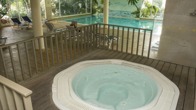 Binnenzwembad van Studio's Dorisol Buganvilia op Madeira