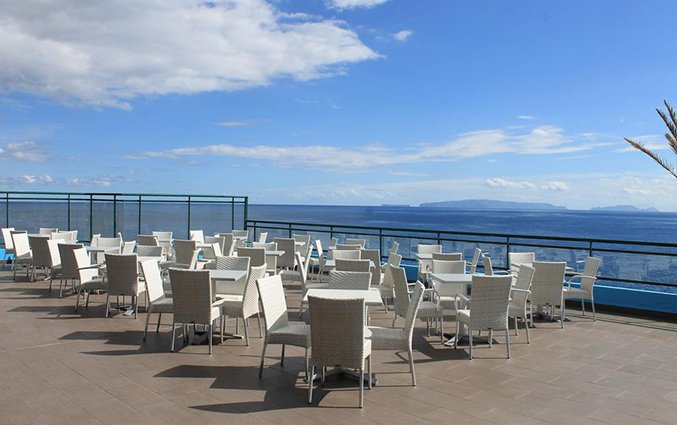 Terras van Hotel Roca Mar op Madeira