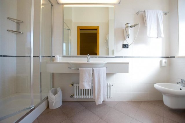 Badkamer van een tweepersoonskamer van Hotel Best Western Luxor in Turijn