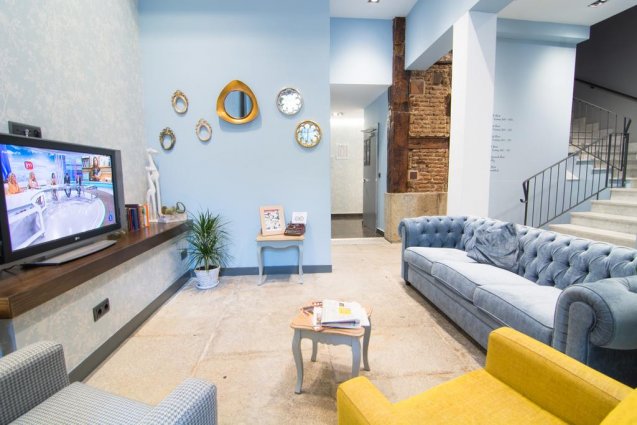 Zithoek met televisie van Hotel Petit Palace Plaza del Carmen Madrid