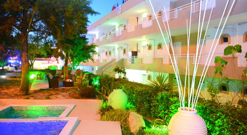 Tuin en zwembad van Stavris Studios Rhodos