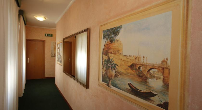 De gang in Hotel Adriatic in Rome