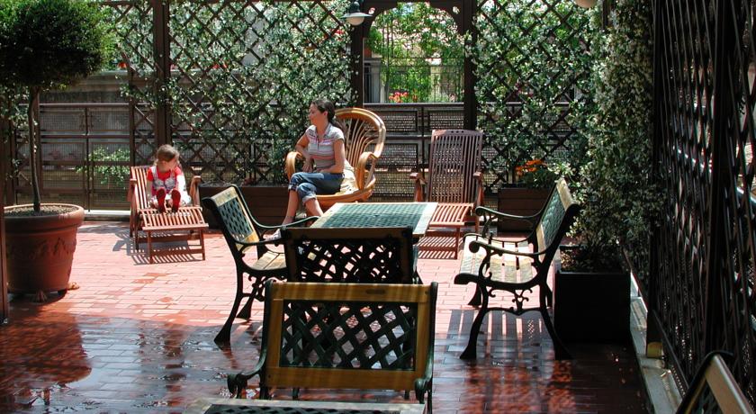 Terras van Hotel Adriatic in Rome