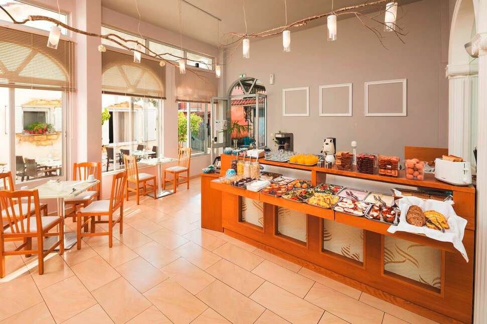 Bella Vista Hotel and Studios