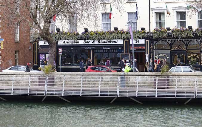 Vooraanzicht van hotel Arlington O'Connell Bridge in Dublin