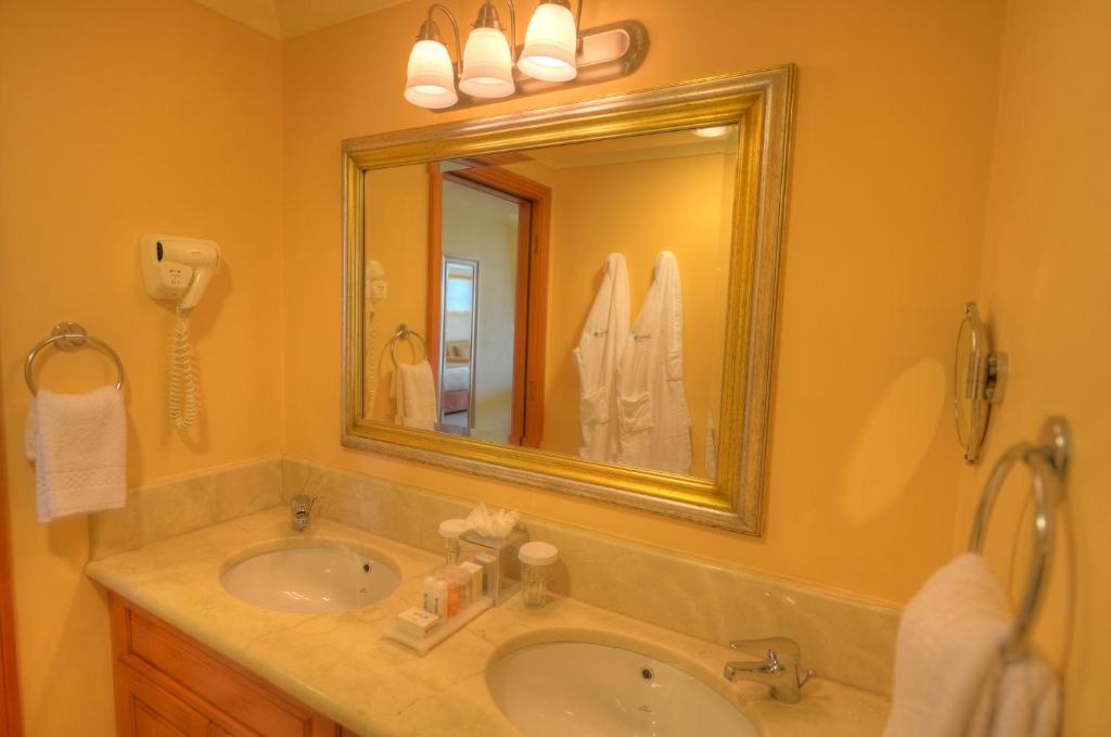 Radisson Blu Golden Sands Resort