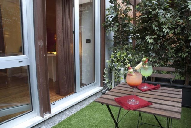 Drankjes in de tuin van Hotel Qualys Nasco Milaan