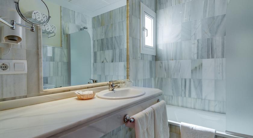 Badkamer in kamer van Hotel Murillo in Sevilla