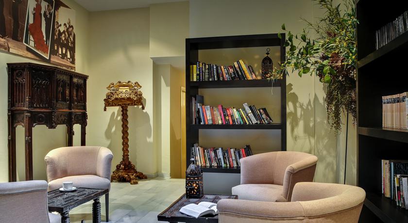 Zitplekken in de loby van Hotel Murillo in Sevilla