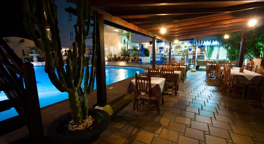 Zwembad met tafels van Appartementen Vigilia Park Tenerife