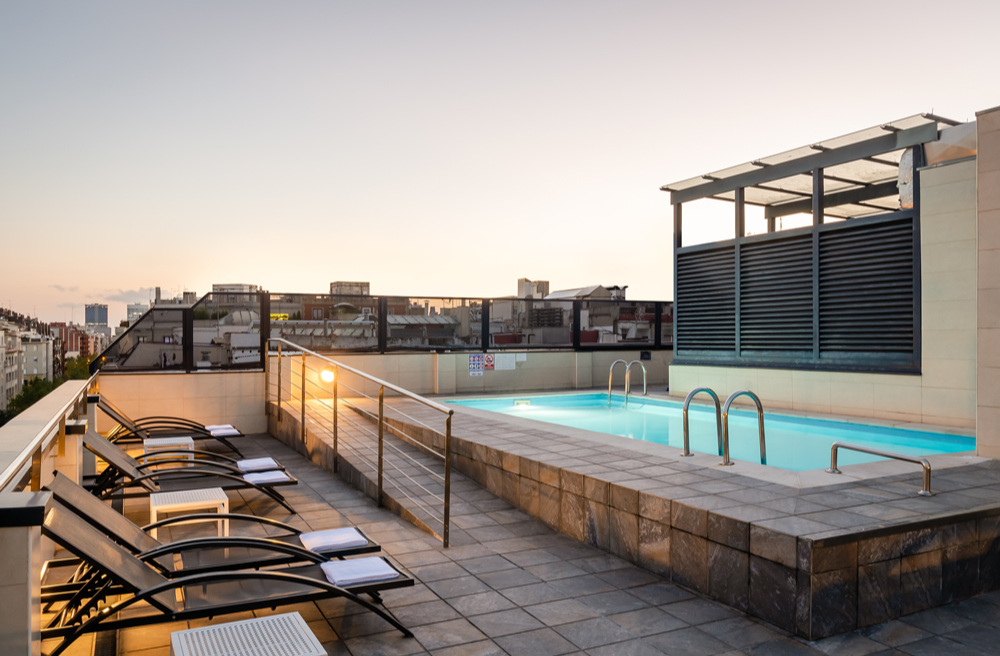 Dakterras met buitenzwembad van Sunotel Club Central in Barcelona