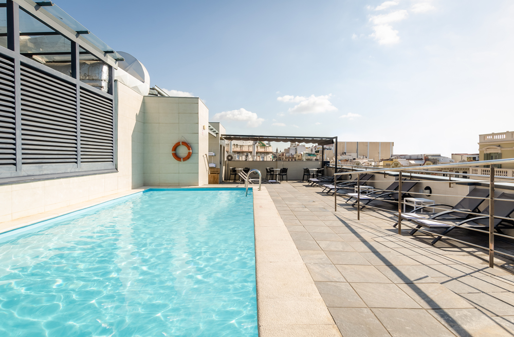 Zwembad van Sunotel Club Central in Barcelona