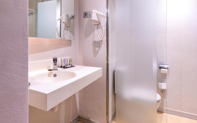 Badkamer van Hotel Madanis Barcelona