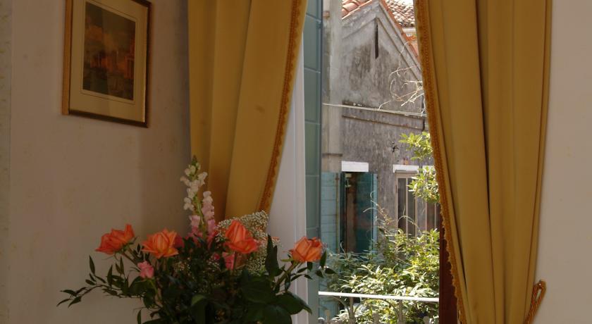 Raam in een kamer van hotel Apostoli Palace stedentrip Venetië