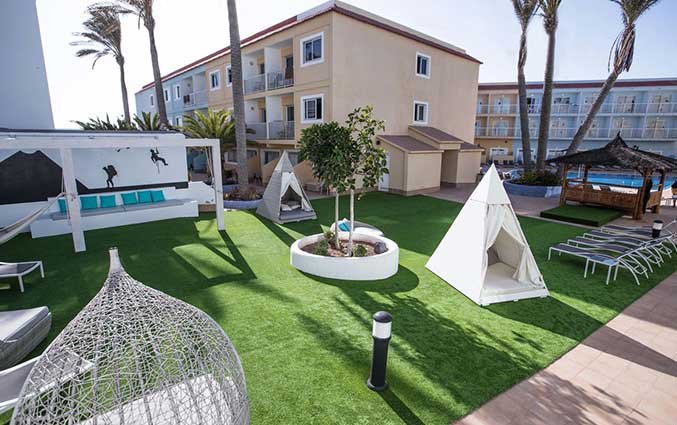 Zonneterras met ligtentjes van Appartementen Surfing Colors