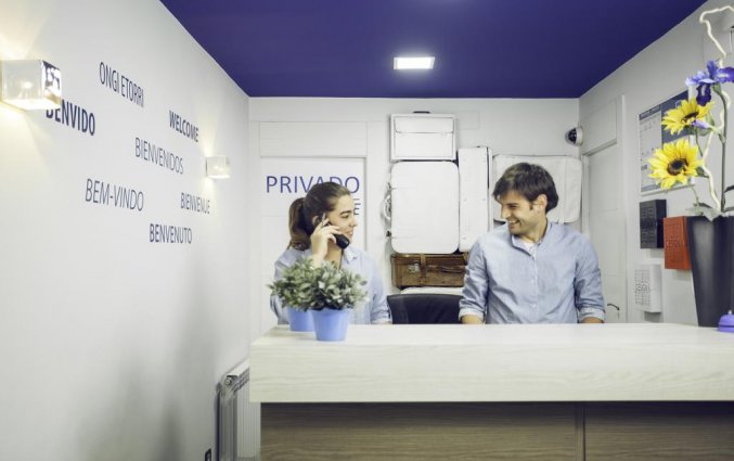 Receptie van Hotel Casual Hostal Gurea in Bilbao