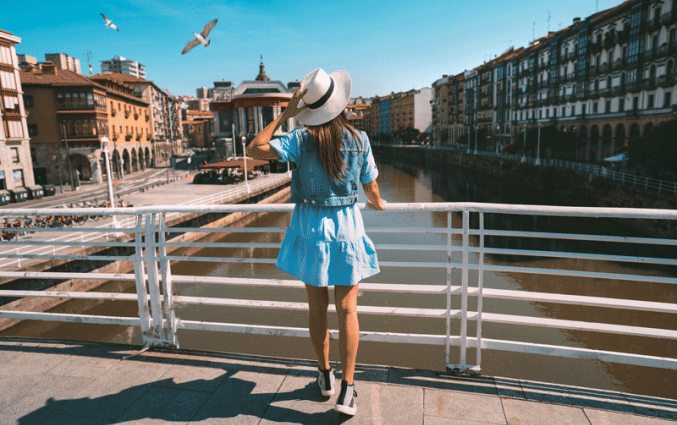 Vrouw op brug in Bilbao