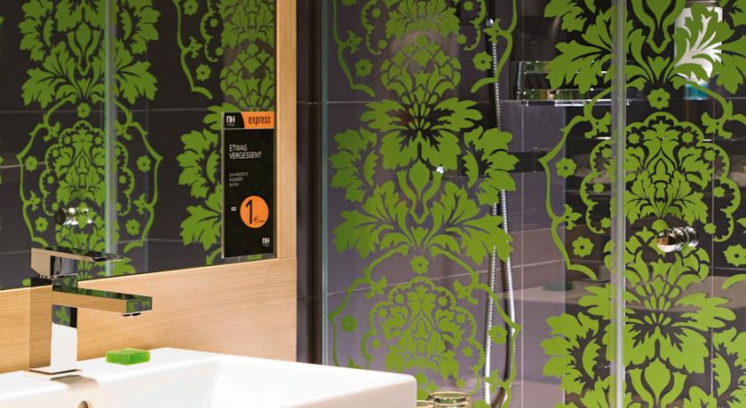 Badkamer van een tweepersoonskamer van Hotel NH Berlin Postdamer Platz in Berlijn