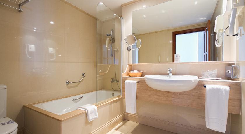 Badkamer van een kamer van hotel Lancelot op Lanzarote