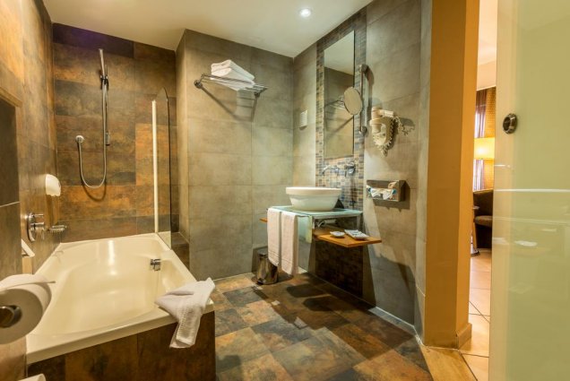 Badkamer van een tweepersoonskamer van Hotel en Spa Maritim Antonine op Malta