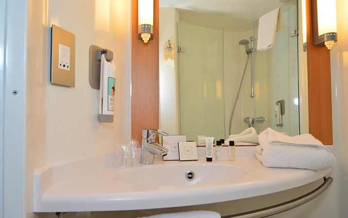 Badkamer van een tweepersoonskamer van hotel Ibis Centre South Bridge in Edinbugh