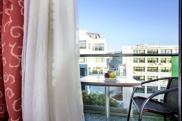 Balkon van een tweepersoonskamer met uitzicht van Hotel Attalos in Athene