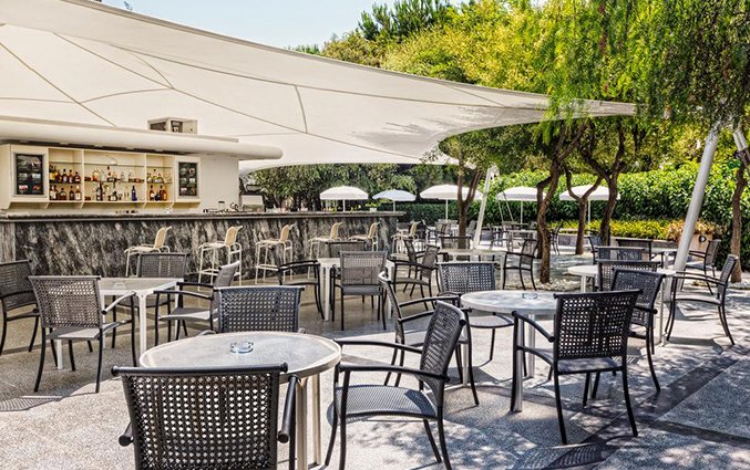 Terras van hotel Rixos Downtown Antlaya