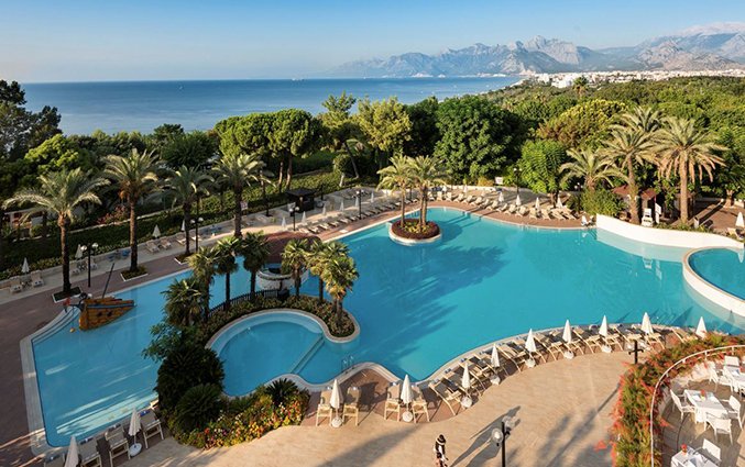 Zwembad van hotel Rixos Downtown Antlaya