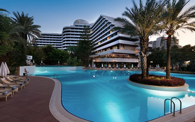 Zwembad van hotel Rixos Downtown Antlaya