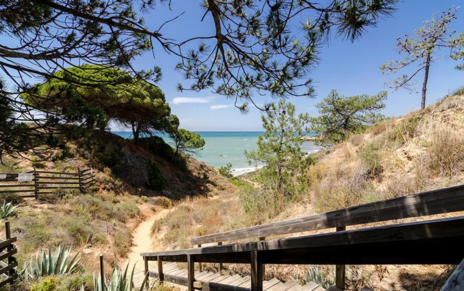 Looppad naar het strand Appartementen Alfagar Village I