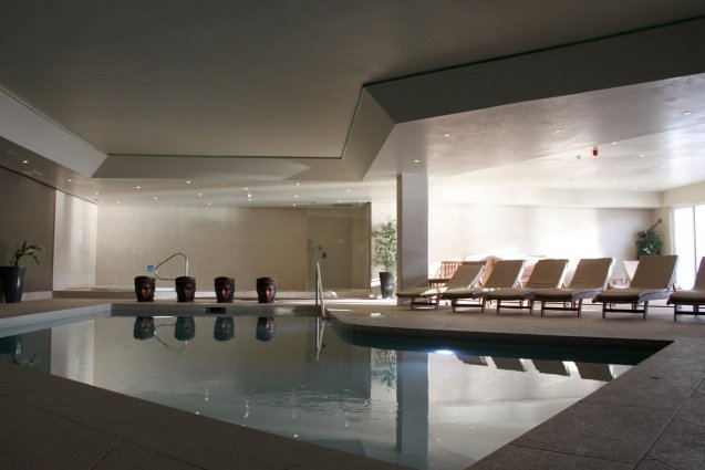 Binnenzwembad van Sunny Coast Resort in Malta