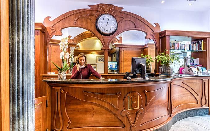 receptie van Hotel Univers Nice