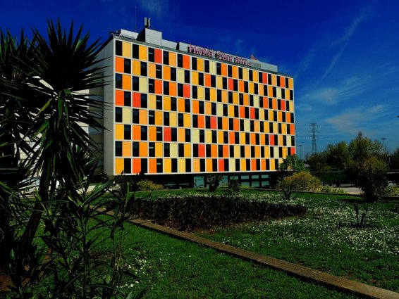 Buitenkant gebouw van hotel Star Inn Porto in Porto