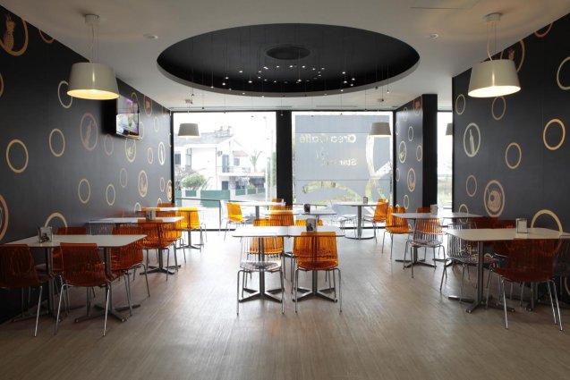 Restaurant met ramen en uitzicht op straat van hotel Star Inn Porto in Porto