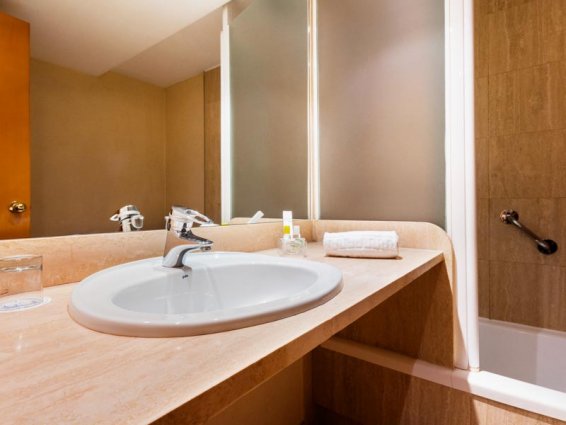 Badkamer van een tweepersoonskamer van Hotel VillaCarlos in Valencia