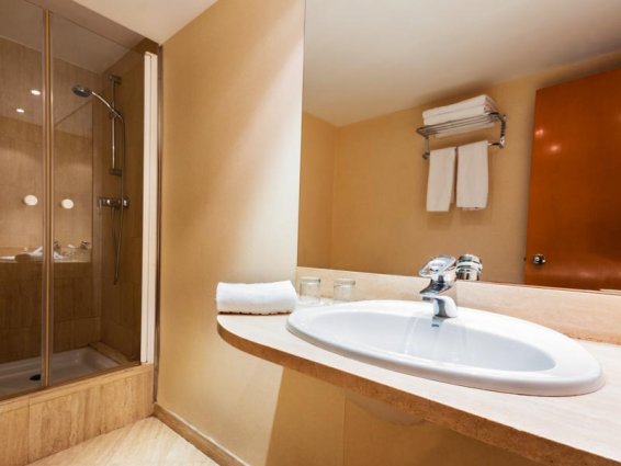 Badkamer van een tweepersoonskamer van Hotel VillaCarlos in Valencia