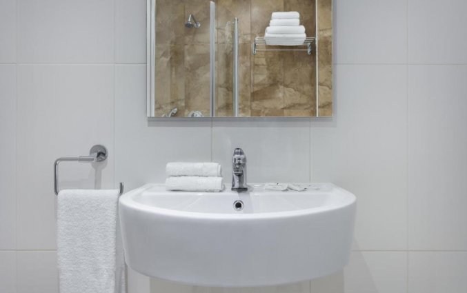 Badkamer van een tweepersoonskamer van Hotel & Suites 115 The Strand op Malta