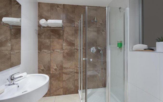 Badkamer van een tweepersoonskamer van Hotel & Suites 115 The Strand op Malta