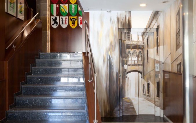 De hal met trap van Hotel Suizo Barcelona