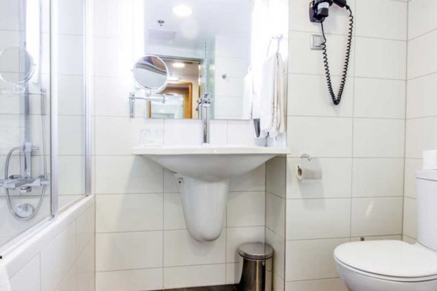 Badkamer van een tweepersoonskamer van Hotel Royal Park in Budapest