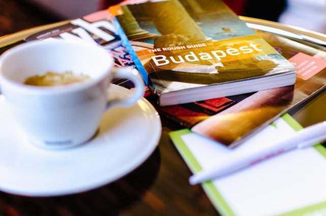 Koffie en reisgidsen van Hotel Royal Park in Budapest