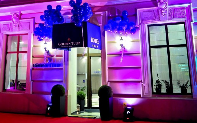 Buitenkant verlicht van hotel Golden Tulip Krakow City Center stedentrip Krakau
