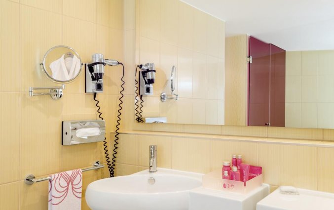 Badkamer van een tweepersoonskamer van Hotel NHow in Berlijn