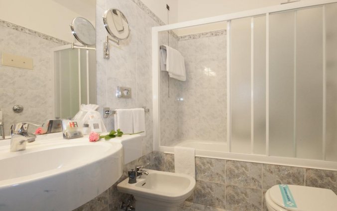 Badkamer van een tweepersoonskamer van Hotel IH Milano Ambasciatori Milaan