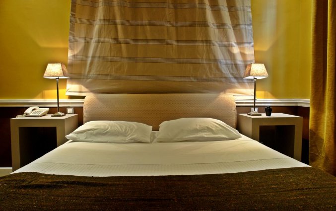 Close-up van tweepersoonsbed met kussens in hotel Semeli stedentrip Athene