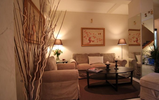 Zithoek met koffietafel van Hotel Achillion in Athene