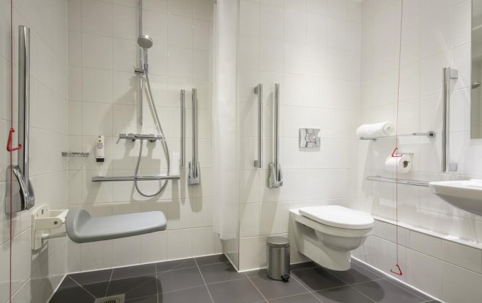 Badkamer van een tweepersoonskamer van Hotel Point A Canary Wharf in Londen